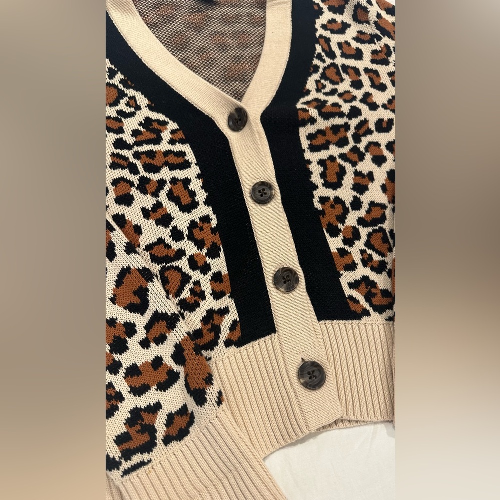 CAbi Cream and Black Leopard Print Cardigan Sweater Sz M - Picture 5 of 10